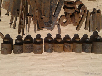 staré nářadí závaží - 2