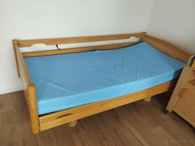 Zdravotní elektrická polohovací postel s matrací a stolkem - 2