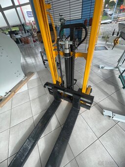 Vysokozdvižný vozík 2000kg 1600mm s posuvnými vidlemi SYC201 - 2
