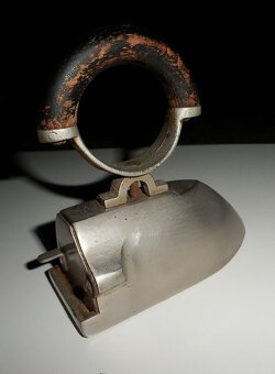 Starožitná menší žehlička s nahřívací cihličkou - 2