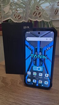 Odolný telefon s projektorem Tank4 TOP STAV - 2