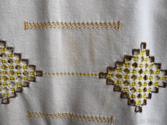 Ručně vyšívaný velký ubrus 156 x 129 cm - 2