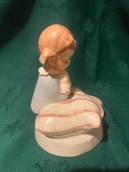 Porcelánová panenka s polštářkem Dux - 2