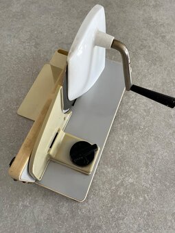 Kráječ na chleba i uzeniny - 2