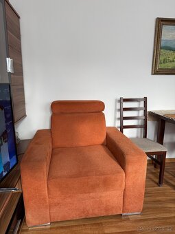 Oranžové křeslo - 2