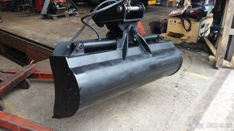 naklápěcí hydraulická svahovka, traktorbagr CAT - 2