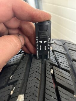 215/40R17 - 2