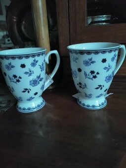 Porcelánový hrnek s modrými kvítky - 2