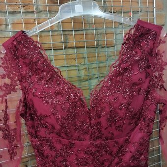 Nádherné, vínové šaty s dlouhým rukávem. - 2