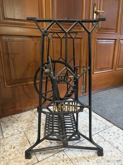 Litinové podstavce ze šicích strojů - 2