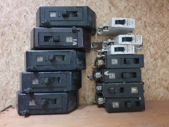 Staré bakelitové jističe - 2