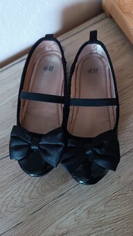 Černé lesklé balerínky s mašlí H&M - 2