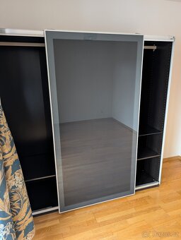 Prodám moderní šatní skříň s dveřmi z tmavého skkla. - 2