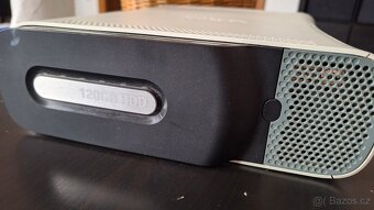 Xbox 360 s bezdrátovým ovladačem a zdrojem - 2