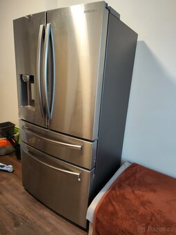 Americká lednice, dětské kolo, myčka nádobí a jídelní stůl. - 2