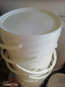 Plastové kyblíky s vikem 12 až 14 litrů - 2