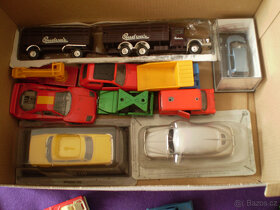 Krabice plná autíček. - 2