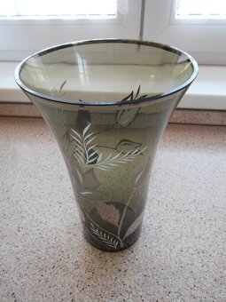 zdobená skleněná váza - 2