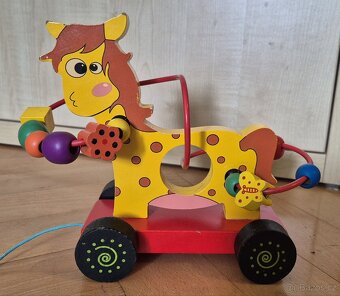 Dřevěný tahací kůň s korálkovým bludištěm. - 2