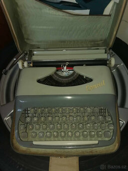 Starý kufříkový psací stroj - 2