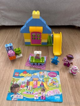Lego Duplo 10606 - Doktorka Plyšáková - Ordinace na dvorku - 2