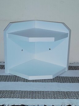 Menší rohové poličky. - 2