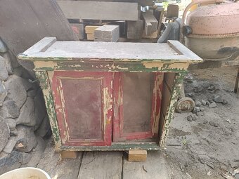 Stará kuchyňská skříňka - 2