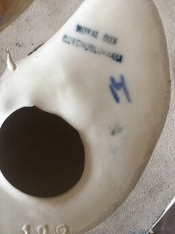 Porcelánová soška klečící dámy Royal Dux - 2