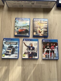 PlayStation 4 slim - 2