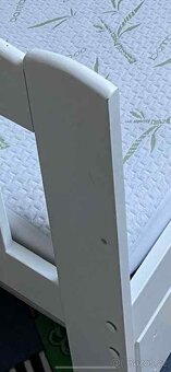 Dětská postel se zábranou, roštem, matrací a chráničem - 2