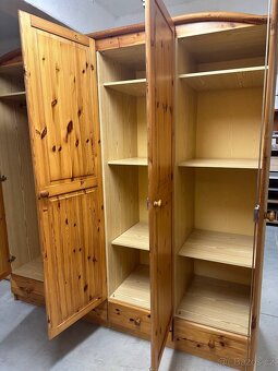 Dřevěná šatní skříň - 2