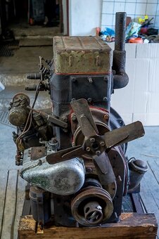 Zetor 25 -motor po GO. - 2