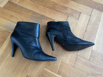 Kotníkové boty na podpatku Baťa - 2