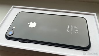 iPhone 8 64GB Vesmírně šedá - 2