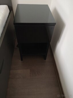 Černý noční stolek lakovaný - 2