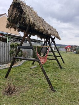 Dřevěná houpačka se střechou – skvělý doplněk na zahradu - 2