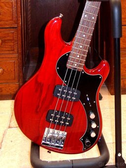 Baskytara Fender USA - 2