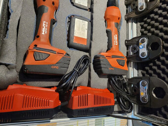 Použité 2 akumulátorové lisy Hilti - 2