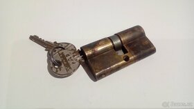 Zámek + vložka do dveří cena200Kč - 2