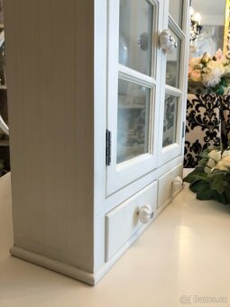 Závěsná skříňka na zeď v bílé barvě - 2