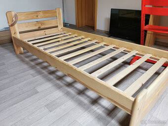 Masivní dřevěná dětská postel 90x200 cm - 2