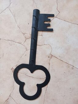 ŽELEZNÝ VĚŠÁK na klíče - ruční kovářská práce - 2