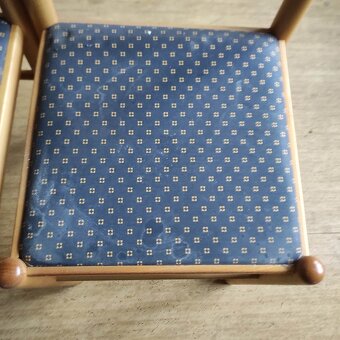 2 dřevěné židle s čalouněným sedákem - 2