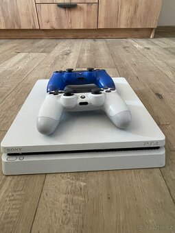 Playstation 4 + 2 ovladače - 2