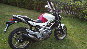 Suzuki SFV 650 Gladius 53kw najeto pouze 13.000km - 2
