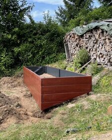 Vyvýšený záhon do svahu - 2