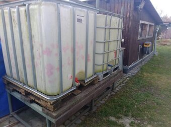 set 2 ks IBC kontejner na podstavci. - 2