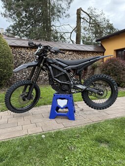 SUR RON Ultra BEE R s techničakem a spz - 2
