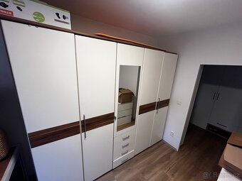 Velka šatní skříň - 2