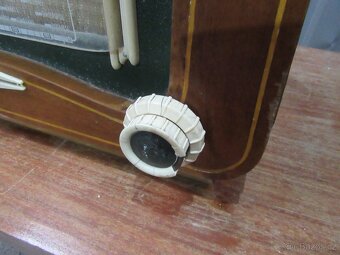 Nabízím staré radio Tesla Máj.  Netestováno. Prodávám jako n - 2